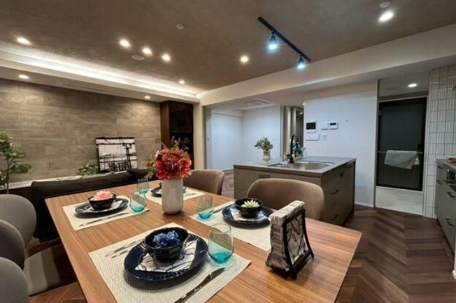 【居間・リビング】 | クレストフォルム蓮根城北公園 | 爽やかな通風と採光を存分に感じる事が出来る、開放感あふれる住空間。