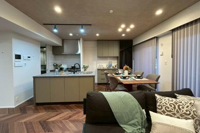 【居間・リビング】 | クレストフォルム蓮根城北公園 | 家族とのコミュニケーションを促進する拘り設計。快適な居住空間を演出し、都市型生活をより潤いある時間へ代えてくれます。