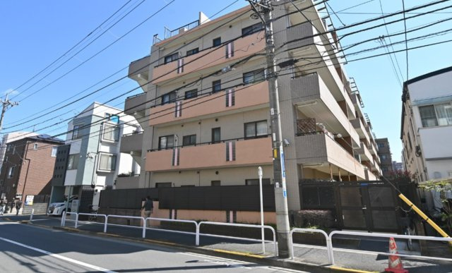 【外観】 | クレストフォルム蓮根城北公園 | 陽光浴びる外観がシンプルな外観をより際立たせ、人々の記憶に存在感を植え付けます。