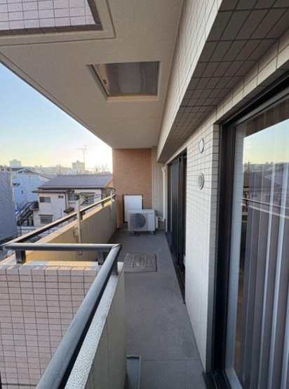 【バルコニー】 | クレストフォルム蓮根城北公園 | バルコニー面、壁一面の掃き出し窓からたくさんの陽の光が入ってまいります！