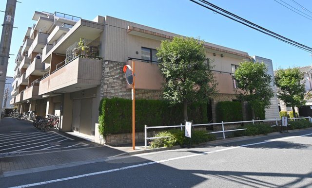 【外観】 | クレストフォルム蓮根城北公園 | 穏やかな風と陽光を導き、プライバシーに配慮された設計プランを採用し、居住性を一段と心地よいものにしています。