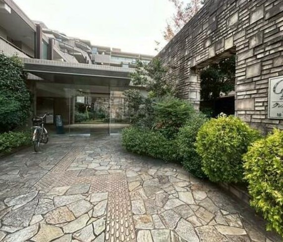 【エントランス】 | クレストフォルム蓮根城北公園 | 住まいの顔にふさわしい落ち着いた迎賓空間