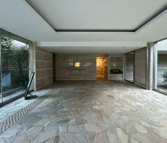 【その他共用部分】 | クレストフォルム蓮根城北公園 | 清潔感と歓迎感があるエントランスホールとなります。