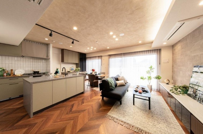 【居間・リビング】 | クレストフォルム蓮根城北公園 | 居心地のいい暮らしには欠かせない眩い採光。ゆったりとした幅の窓からこの空間に降り注ぐ採光が絶えません。