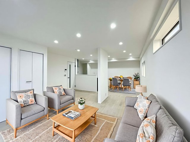 中野市南宮の居間・リビング|大きな窓で日当たり良好♪広いリビングはご家族でゆっくりくつろぎたい方にオススメです！　※ CGで家具を配置しています