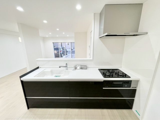 中野市南宮のキッチン|家族の会話が弾む開放的なカウンターキッチンです♪