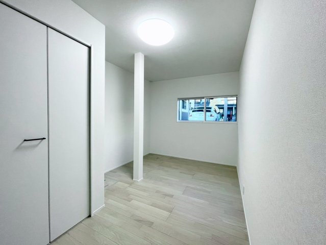 中野市南宮の洋室|全室大きな収納スペース付きで片付けも楽々♪