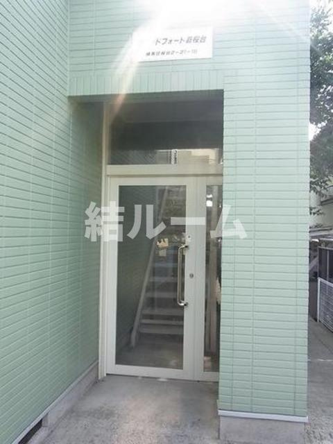 練馬区桜台２丁目のアパートのエントランス