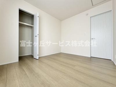 【洋室】 | 静岡市清水区高橋5丁目 9期 新築一戸建て A号棟 | バルコニーに面した洋室です