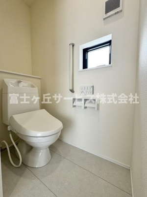【トイレ】 | 静岡市清水区高橋5丁目 9期 新築一戸建て A号棟 | 1Fトイレです
2Fにも同タイプのトイレがあります