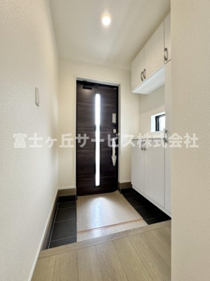 【玄関】 | 静岡市清水区高橋5丁目 9期 新築一戸建て A号棟 | 収納もある玄関です