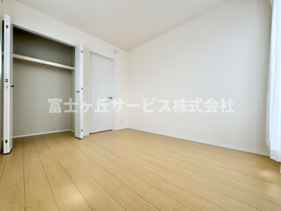 【洋室】 | 静岡市清水区高橋5丁目 9期 新築一戸建て C号棟 | バルコニーに面した洋室です