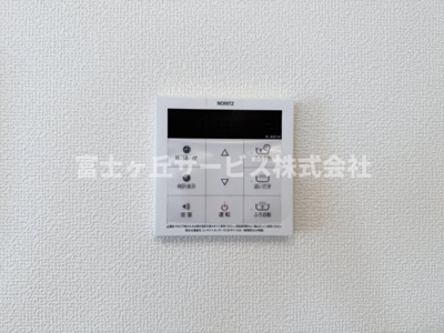 【発電・温水設備】 | 静岡市清水区高橋5丁目 9期 新築一戸建て C号棟 | リビングからも操作ができて便利です