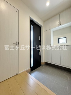 【玄関】 | 静岡市清水区高橋5丁目 9期 新築一戸建て C号棟 | 収納もある玄関です
