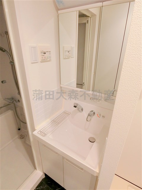 グランドコンシェルジュ蒲田の洗面所|2面鏡の独立洗面台　