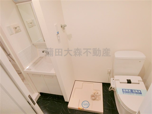 グランドコンシェルジュ蒲田のトイレ|吊戸棚付き室内洗濯機置場