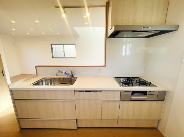 富田町５丁目　Ｃプラン　建築条件付き土地のその他|【施工例】
お料理中もリビングの様子に目を配れる対面式キッチン！小さなお子様がいるご家庭も安心ですね！