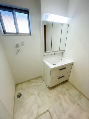 富田町５丁目　Ｃプラン　建築条件付き土地のその他|【施工例】
ミラーキャビネットの洗面化粧台でメイク用品や洗顔小物などもスッキリ収納できますね！