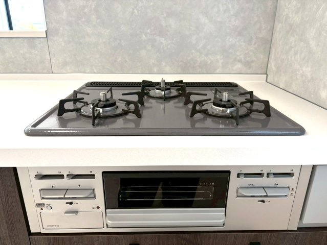 静岡市駿河区下川原六丁目13期　(3棟)　新築分譲　1号棟の設備|お料理がはかどる３口コンロ♪