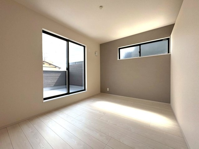 静岡市駿河区下川原六丁目13期　(3棟)　新築分譲　1号棟の洋室|バルコニーに面した居室は日当たり、風通し良好です♪