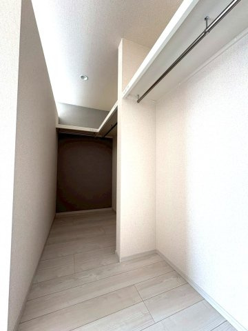 静岡市駿河区下川原六丁目13期　(3棟)　新築分譲　1号棟の収納|WIC。家族の衣類などしっかり収納できます。