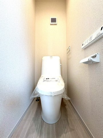 静岡市駿河区下川原六丁目13期　(3棟)　新築分譲　1号棟のトイレ|各階にトイレがあるため、朝の支度もスムーズにすすみます。