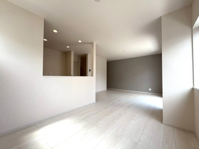 静岡市駿河区下川原六丁目13期　(3棟)　新築分譲　1号棟の居間・リビング|明るい光が差し込むリビングは自然と家族が集まる場所になりそうですね。