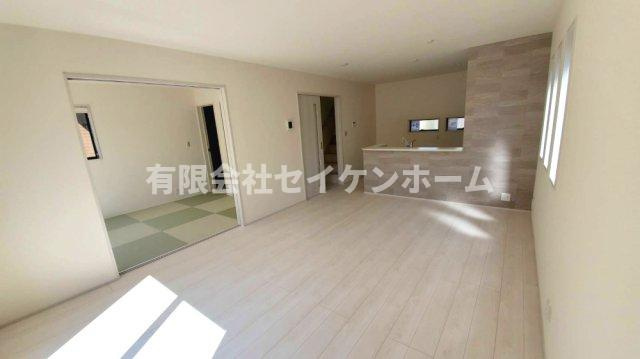 大里郡寄居町桜沢　新築住宅　2号棟　「寄居駅」徒歩9分の居間・リビング