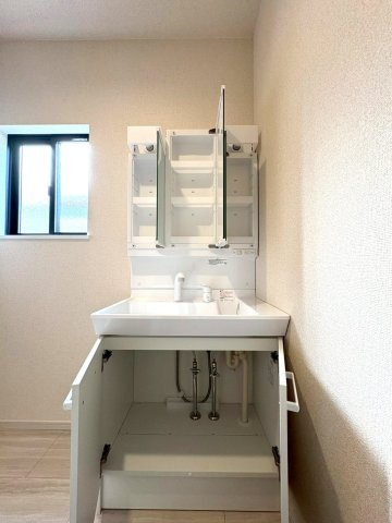静岡市駿河区下川原六丁目13期　(3棟)　新築分譲　3号棟の独立洗面台|清潔感のある洗面台。鏡の裏も収納になっているため歯ブラシなど細かいものもスッキリ収納できます！