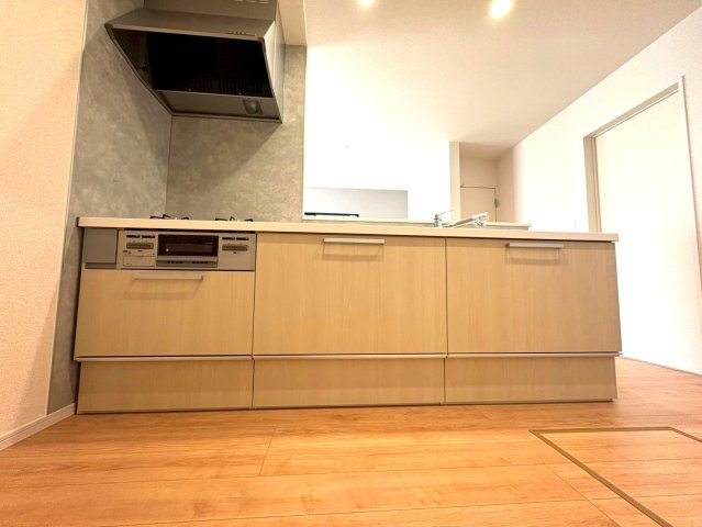 静岡市駿河区下川原六丁目13期　(3棟)　新築分譲　3号棟のキッチン|収納豊富なシステムキッチン。限られたスペースを有効活用できる床下収納もございます。