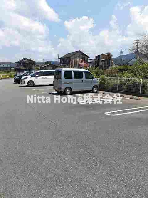 メゾンフランDの駐車場|敷地内に駐車場も完備★