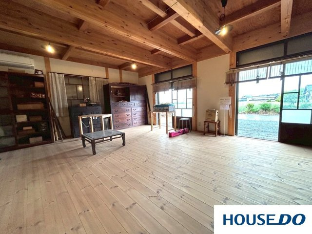 中古戸建 栃木市大平町伯仲の居間・リビング|こちらの居間で趣味の時間をお楽しみください