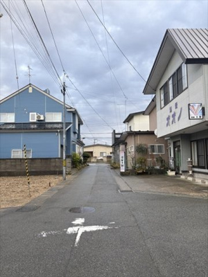 【周辺】 | 秋田市将軍野東四丁目　土地 | 西側（路線名：将軍野東四丁目８号線）の幅員は4.0ｍです。