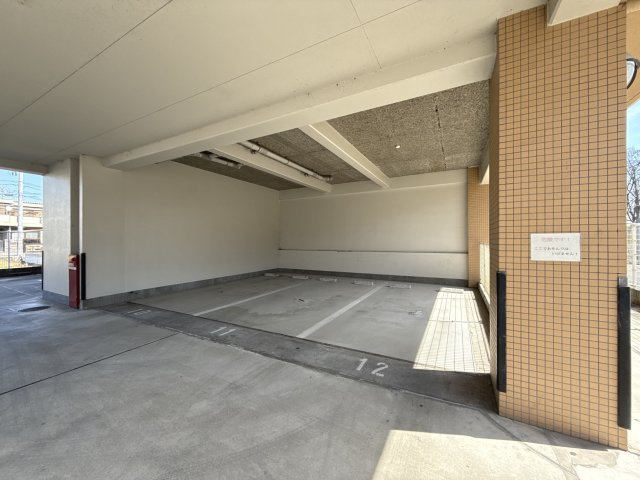 ハピネス北条の駐車場