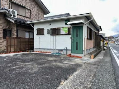 大津市北小松の事務所の外観