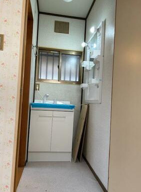 大津市北小松の事務所の洗面所