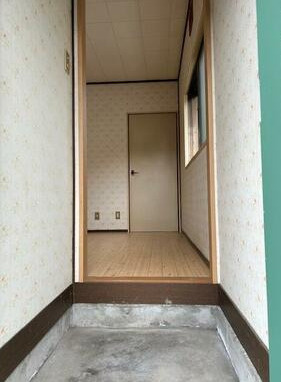 大津市北小松の事務所の玄関