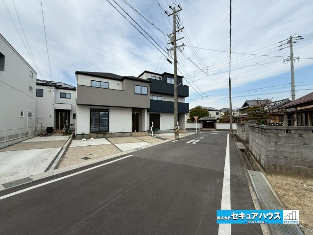 刈谷市一ツ木町　全5棟の前面道路含む現地写真|事前予約にて現地ご見学いただけます！お気軽にお問い合わせください♪
■株式会社　セキュアハウス■
住宅ローンに強く、知識、経験豊富なスタッフ在籍
お客様に寄り添い、ご成約後もサポート致します。
