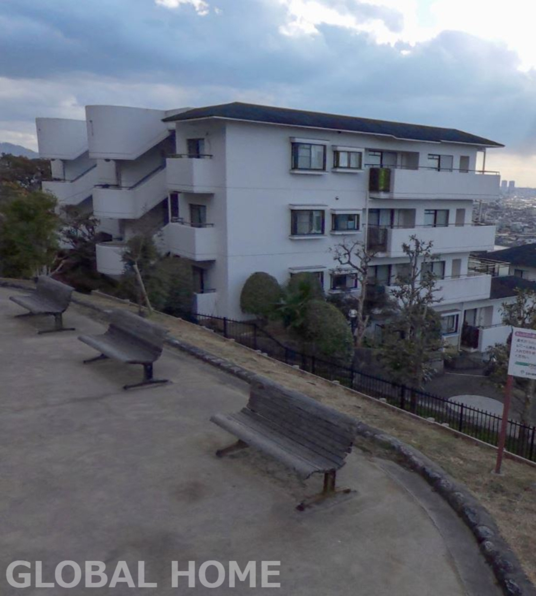 シャルマンコーポ枚岡公園 F棟の外観