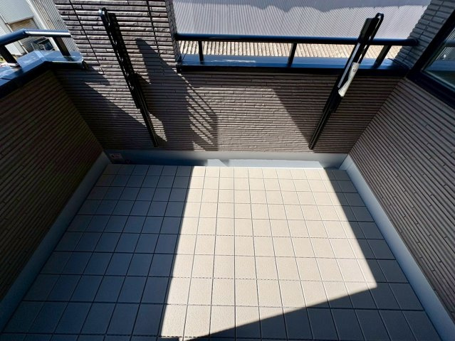 「南向き　駐車３台可能」高知市高見町1号地　新築一戸建てのバルコニー|陽当たりの良い広々としたバルコニー。お洗濯物がよく乾き、ちょっとしたガーデニングも楽しめます。
