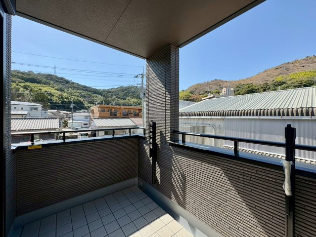 「南向き　駐車３台可能」高知市高見町1号地　新築一戸建てのバルコニー|開放感あふれるバルコニーからの眺望。心地よい風を感じながら、ほっと一息つけるリフレッシュ空間です。