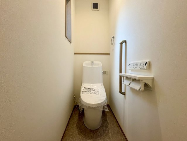 「南向き　駐車３台可能」高知市高見町1号地　新築一戸建てのトイレ|清潔感のある温水洗浄便座付きトイレ。エコ機能も充実で、快適なトイレタイムを。