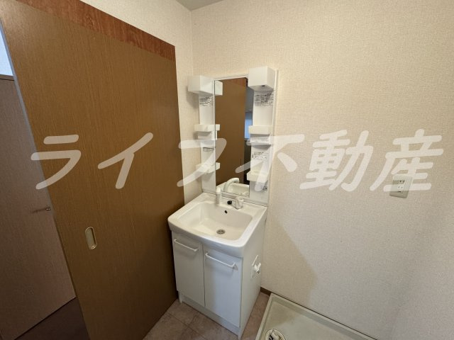 RISA A棟の独立洗面台|独立洗面台、小物を置くことができて便利です