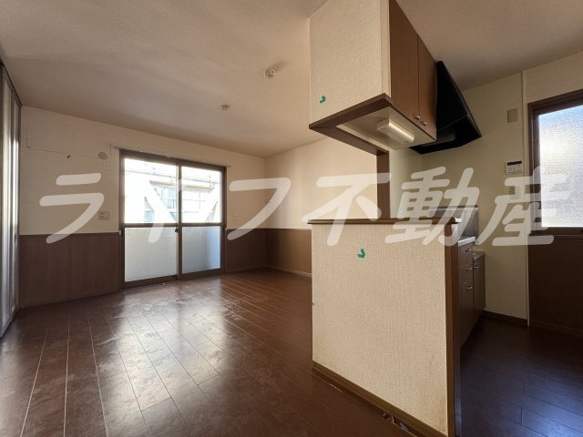 RISA A棟の居間・リビング|こちらのリビングで趣味の時間をお楽しみください