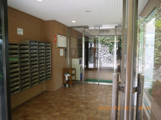 【その他共用部分】 | 清潔感と歓迎感があるエントランスホールとなります。