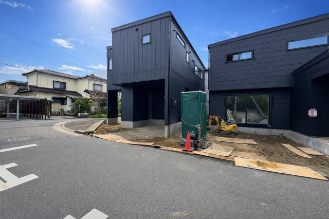 中央区長潟1丁目A棟　新築戸建の前面道路含む現地写真