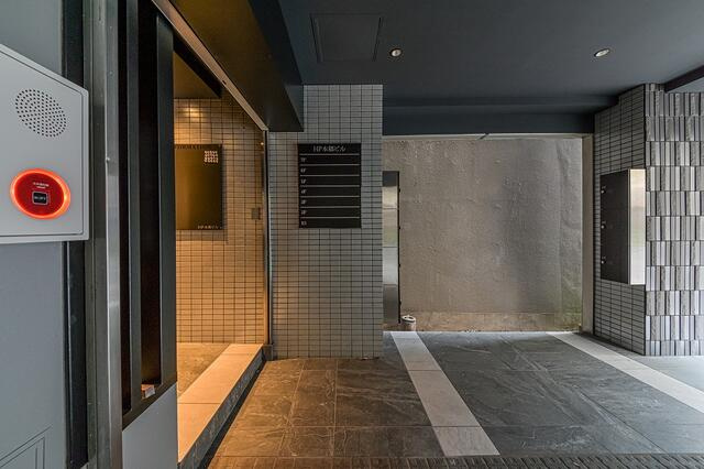 ＨＰ本郷ビル（旧ＪＮビル）のエントランス