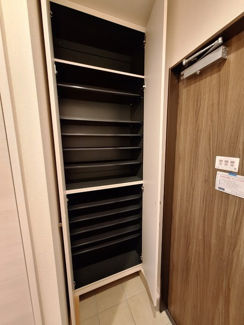 Rosy Residence Shirokaneの玄関|収納もある玄関です