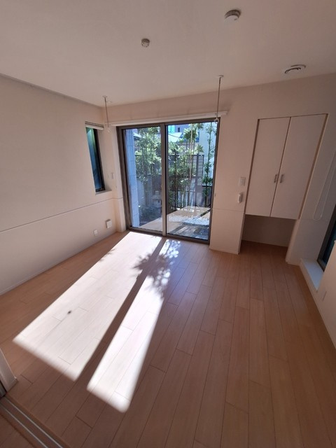 Rosy Residence Shirokaneの寝室|開放的な寝室です