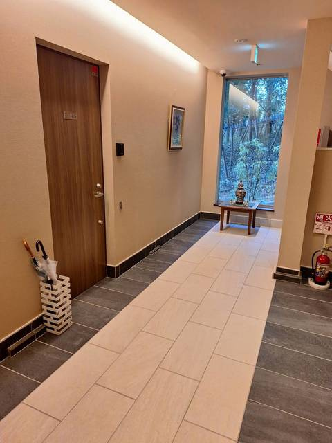 Rosy Residence Shirokaneのロビー|落ち着いたロビーです